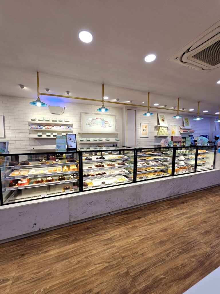 CAKE DISPLAY COUNTER